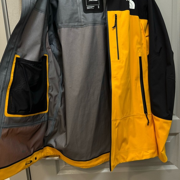 North Face Rain Shell - Picture 5 of 7